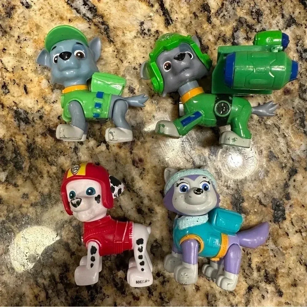 4 Paw Patrol‎ figures including Everest and vehicle